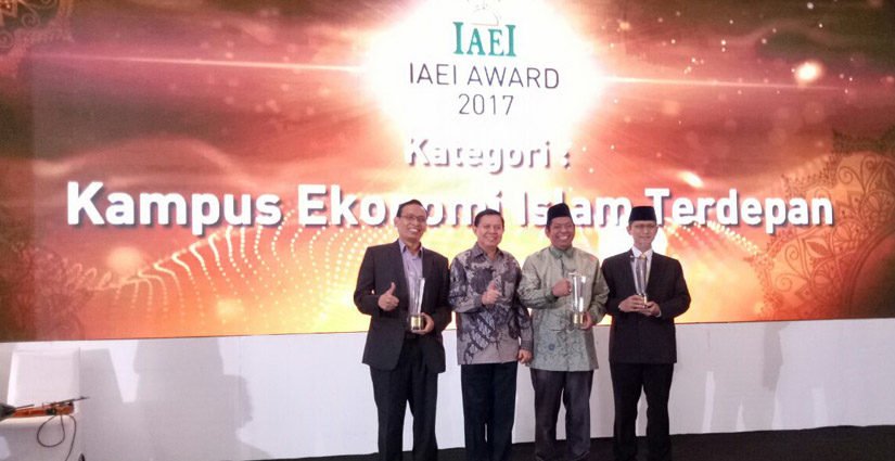 UNAIR Menangkan Penghargaan Kampus Ekonomi Islam Terdepan Dari IAEI
