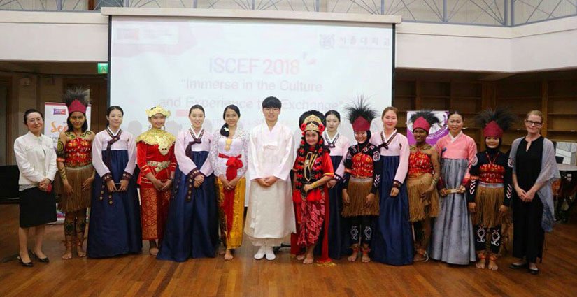Mahasiswi Asal UNAIR Kenalkan Tarian Khas Indonesia Di Korea Selatan